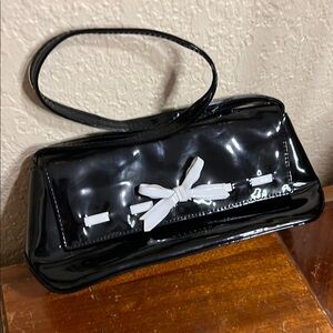 🔥Elegant Glossy Black and White Kenneth Cole Reaction Handbag AMAZING